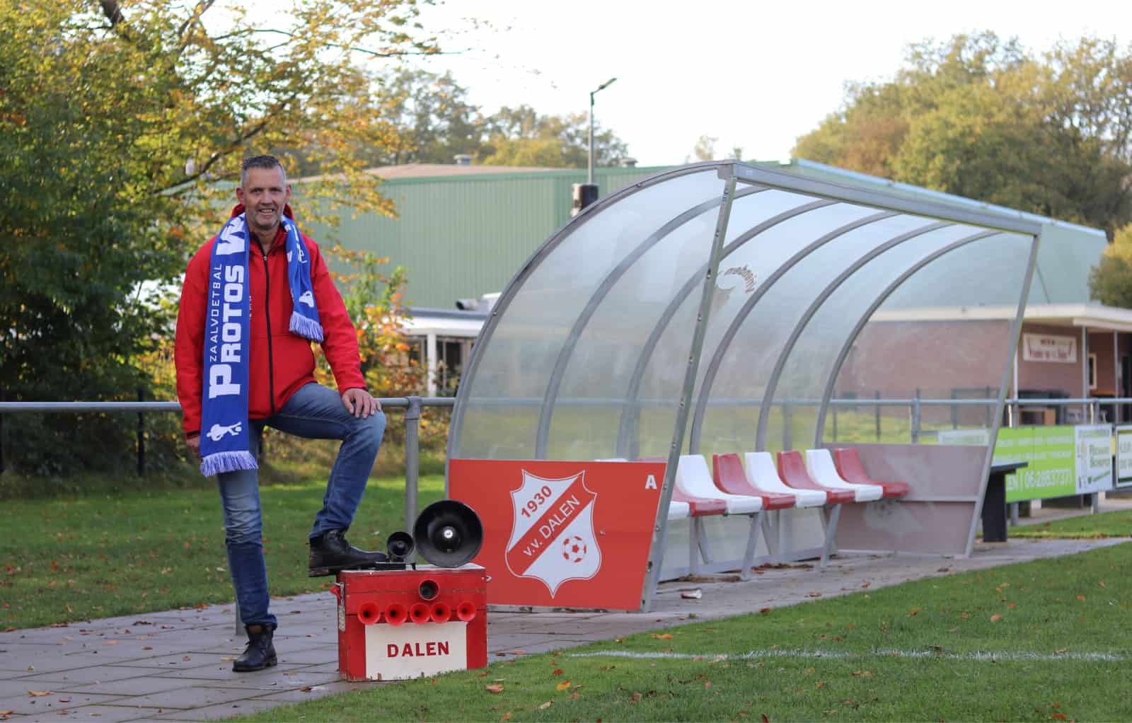 Andre Ruinemans met zijn zelfgebouwde luchthoorn van VV Dalen (Foto Dianne Zandbergen) 1-min