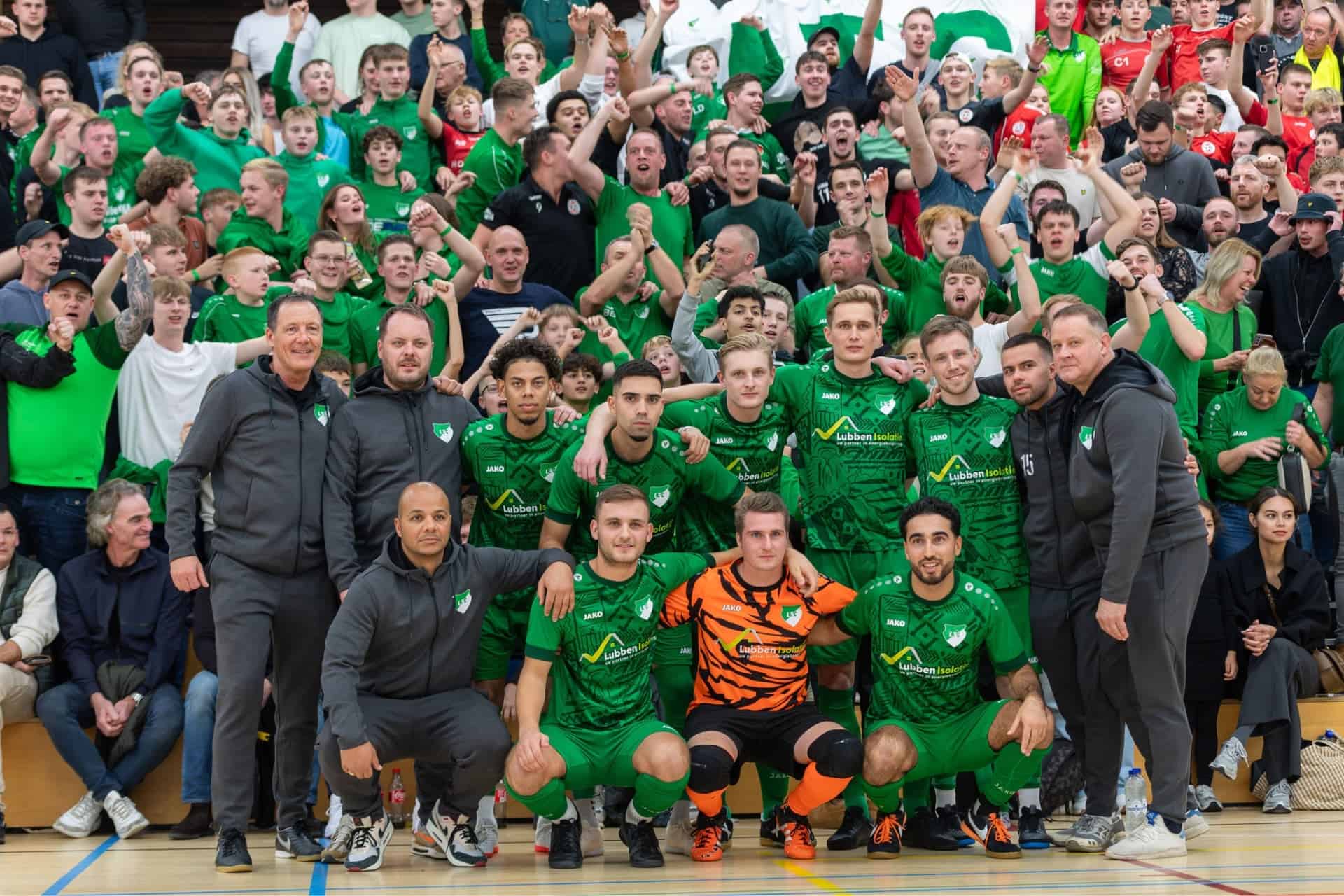 LTC Tijdens Protos Weering vorig jaar, met de fanatieke achterban. Patrick Medema staat precies boven de keeper (Foto Bert Kleiker) 1-min