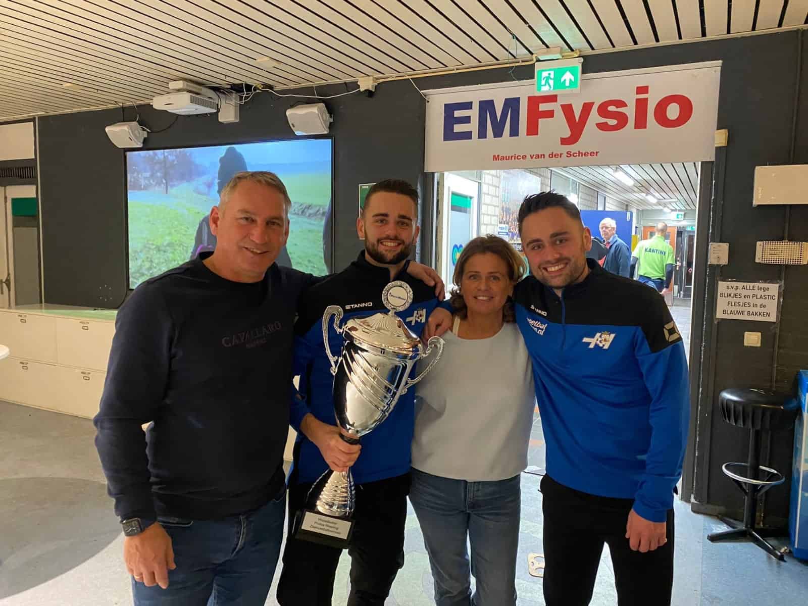 Menno en Tom Heerkes en hun ouders met de Protos Weering-trofee na de winst van Hoogeveen Zondag vorig jaar 1-min