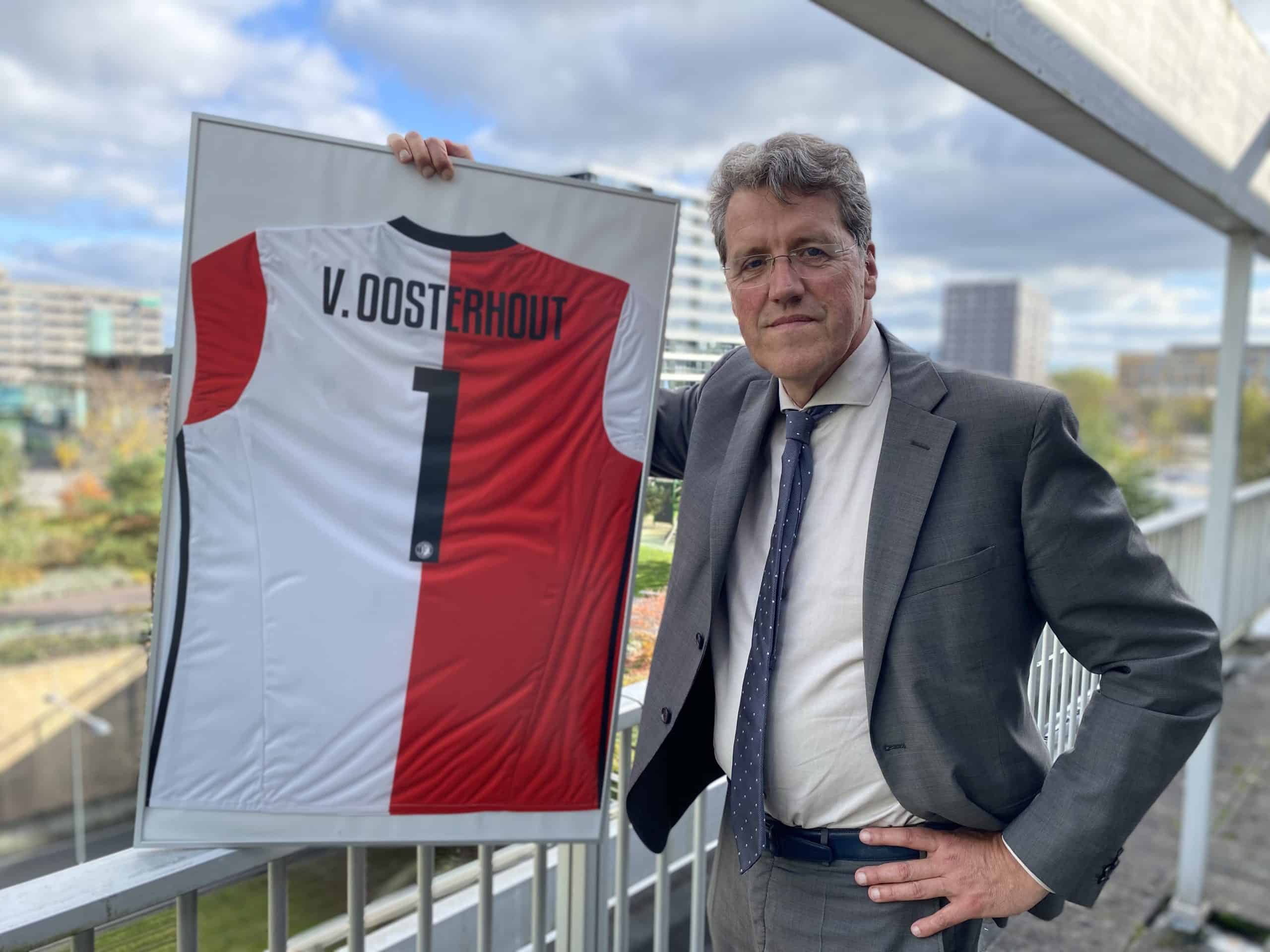 11) Burgemeester Eric van Oosterhout met het shirt van zijn favoriete club Feyenoord
