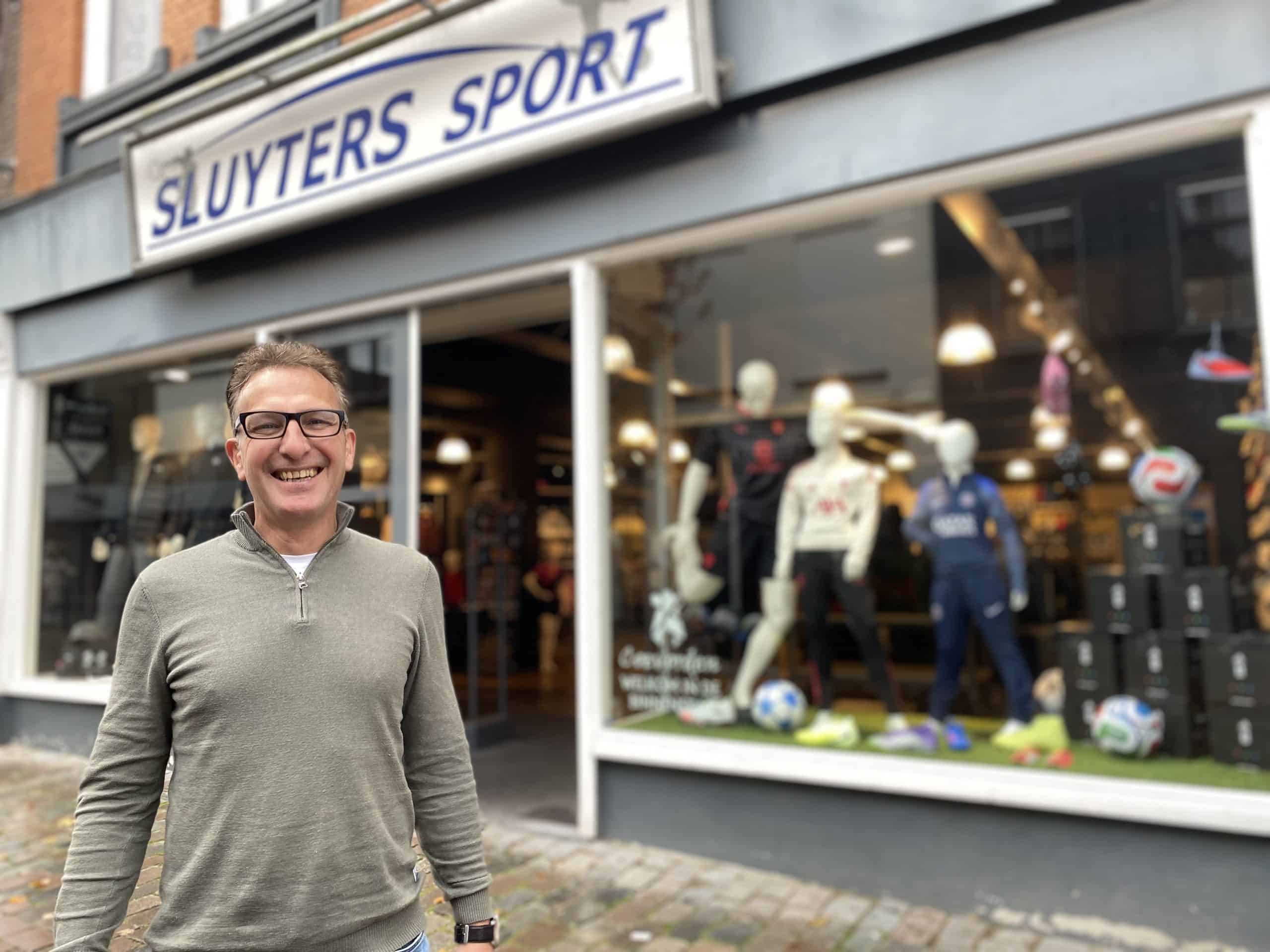 14) Arnold Sluyters voor zijn sportzaak in het centrum van Coevorden