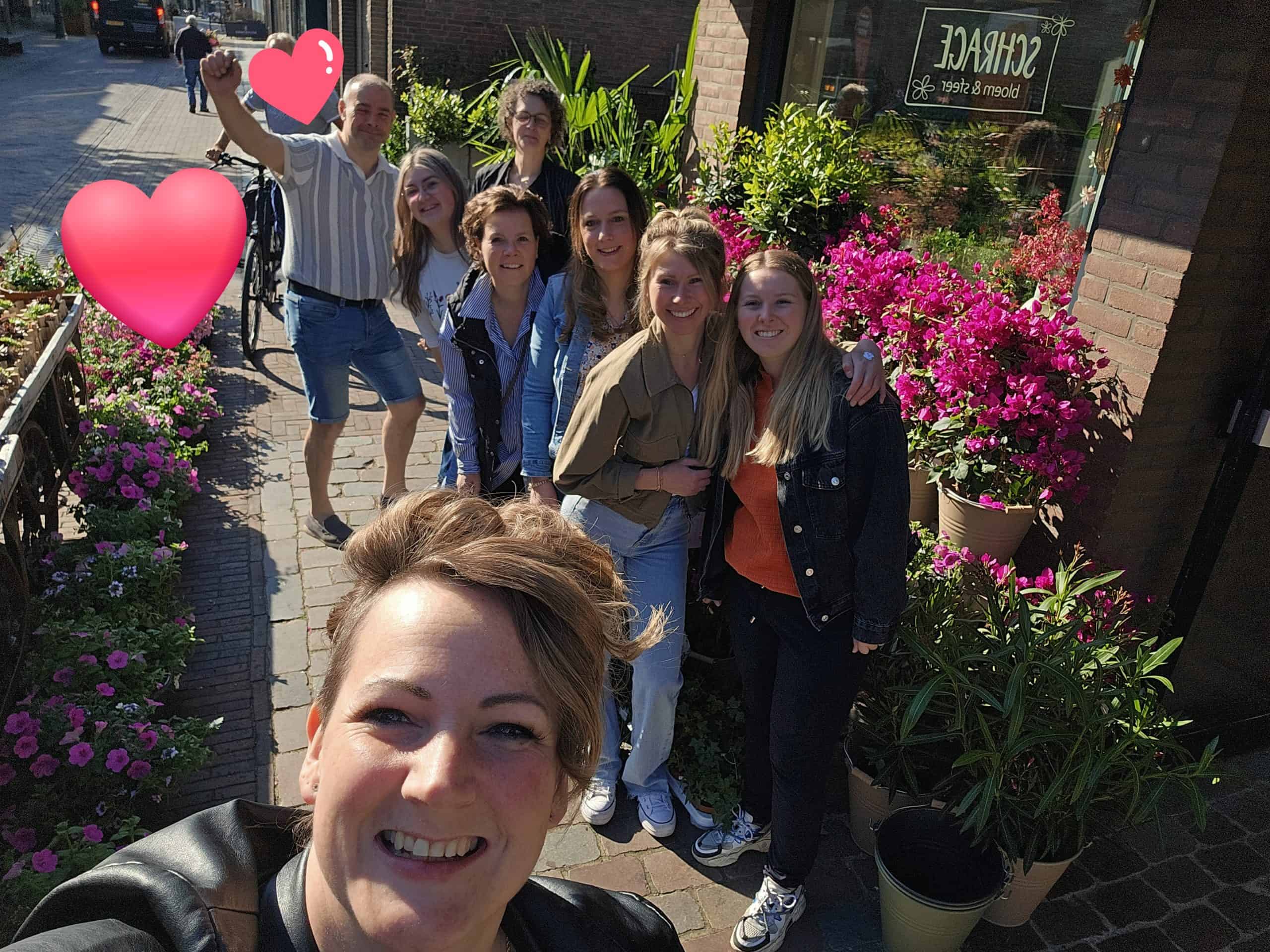 17) Karla, Erik, Bianca, Sharon, Chantal, Shelissa, Wendy en Manuela maken allemaal deel uit van Schrage Bloem & Sfeer