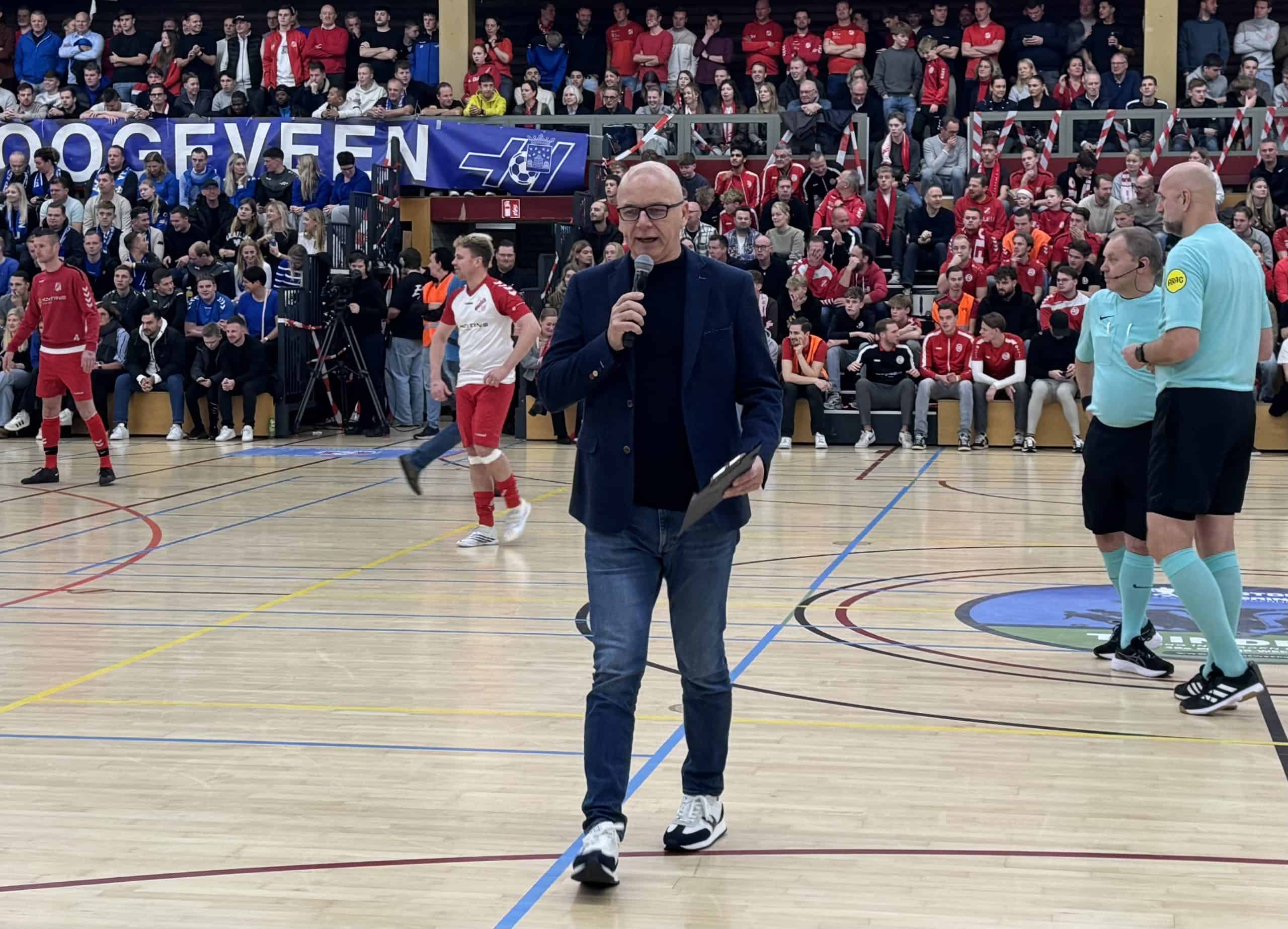 3) Wim Oldewening als omroeper tijdens een finaledag van Protos Weering