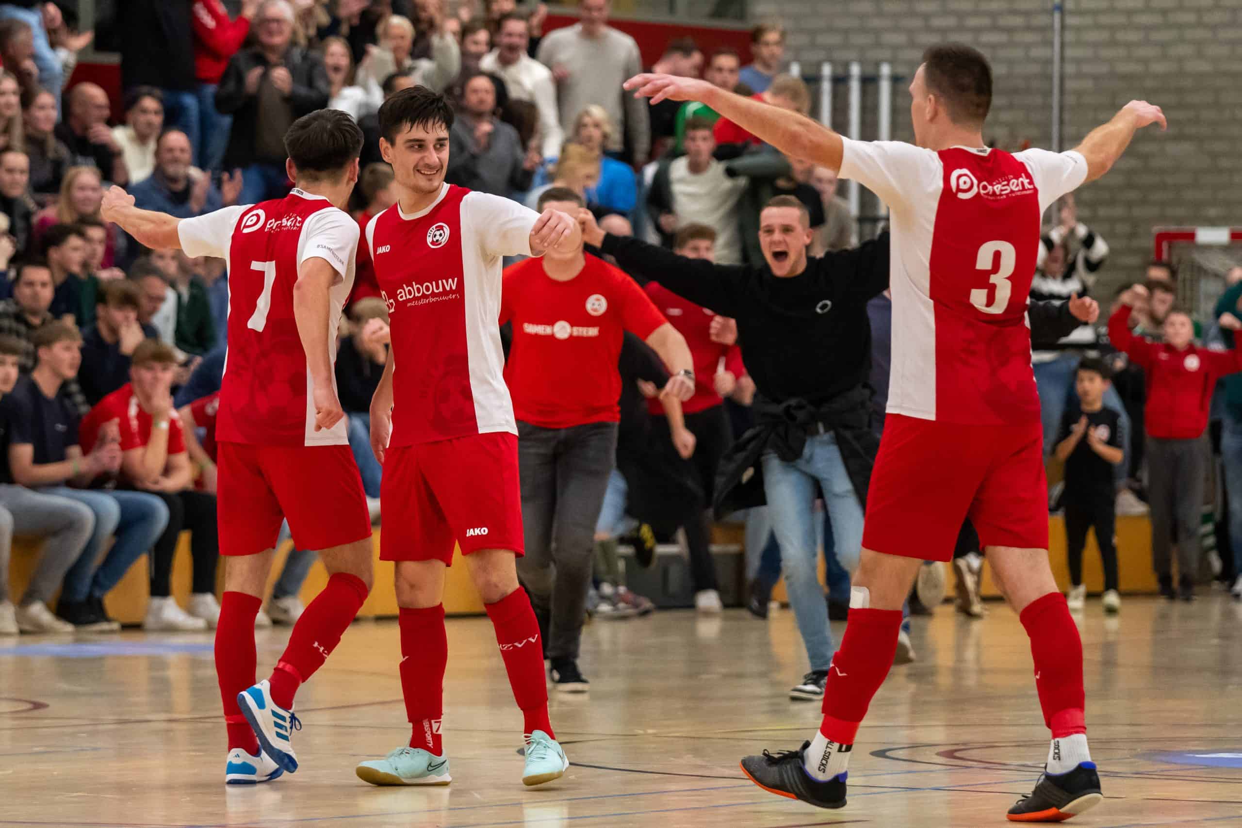 7) Sander Dzemidzic (midden) en Alex Zomer (nr. 3) vieren een HZVV-zege (Foto Jari Leijssenaar)